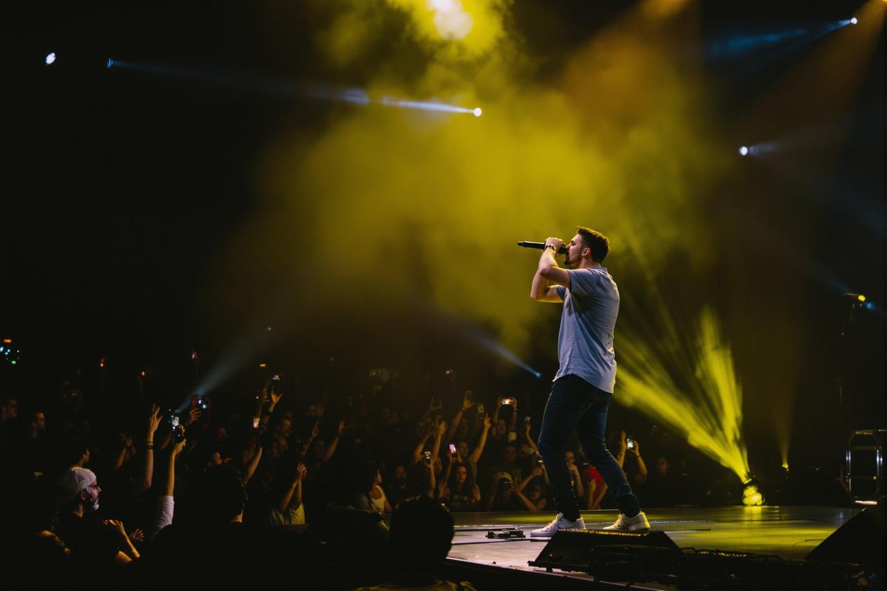 知名歌手演唱会现场突发状况,粉丝目击全程记录