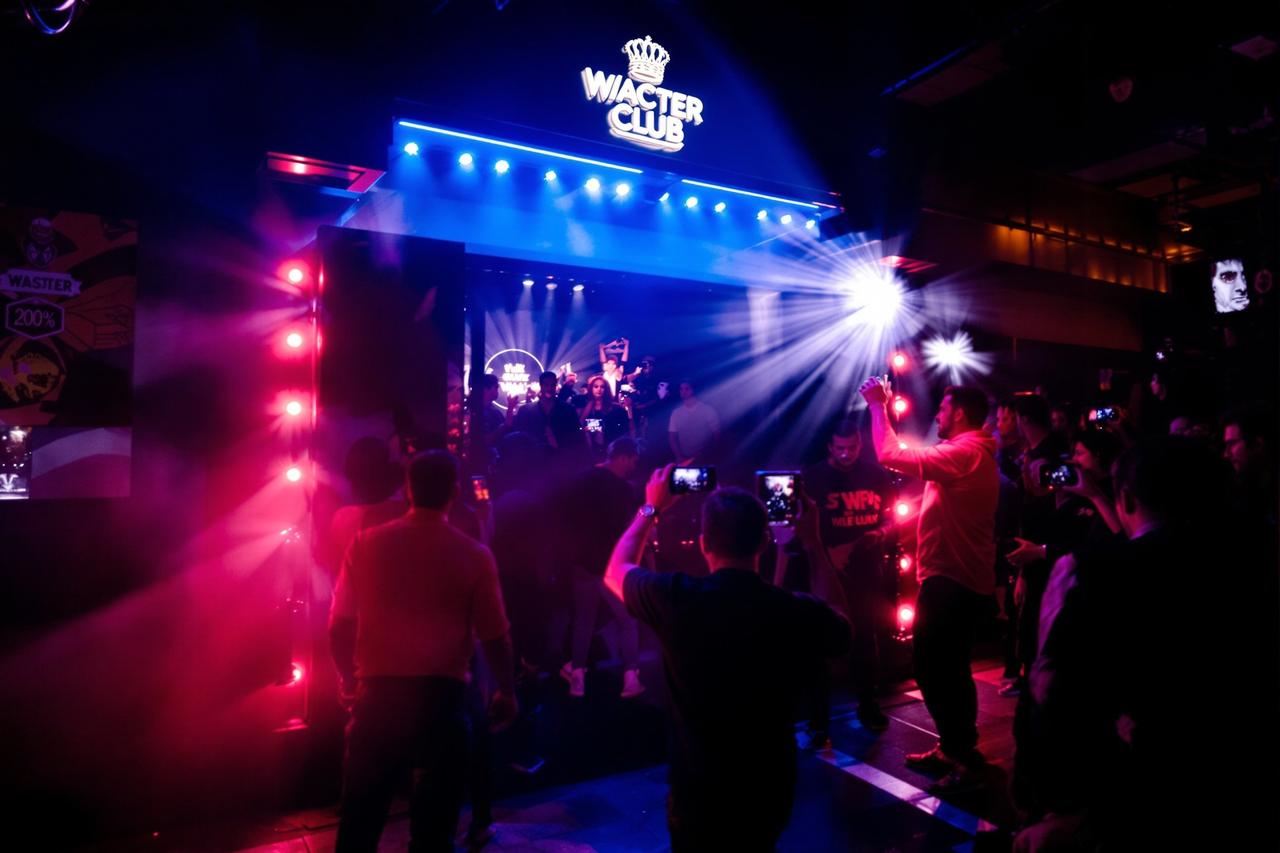 某顶流明星深夜被拍出入神秘会所,随行人员全程遮挡镜头